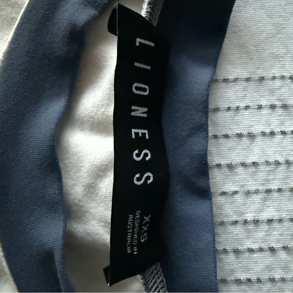 Lioness Blue and White heavier weight stretchy tee. - Picture 3 of 4